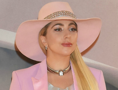 Lady Gaga: Ποζάρει με ένα λευκόχρυσο μικροσκοπικό μπικίνι (φωτό)